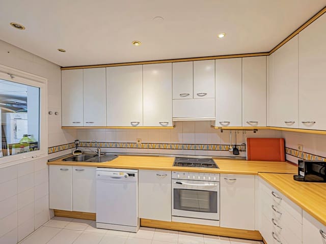 3 sypialnia Apartament na sprzedaż w New Golden Mile, Estepona z basenem garażem - 715 000 € (Ref: 9807771)