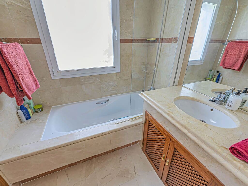 3 sypialnia Apartament na sprzedaż w New Golden Mile z basenem garażem - 715 000 € (Ref: 9807771)