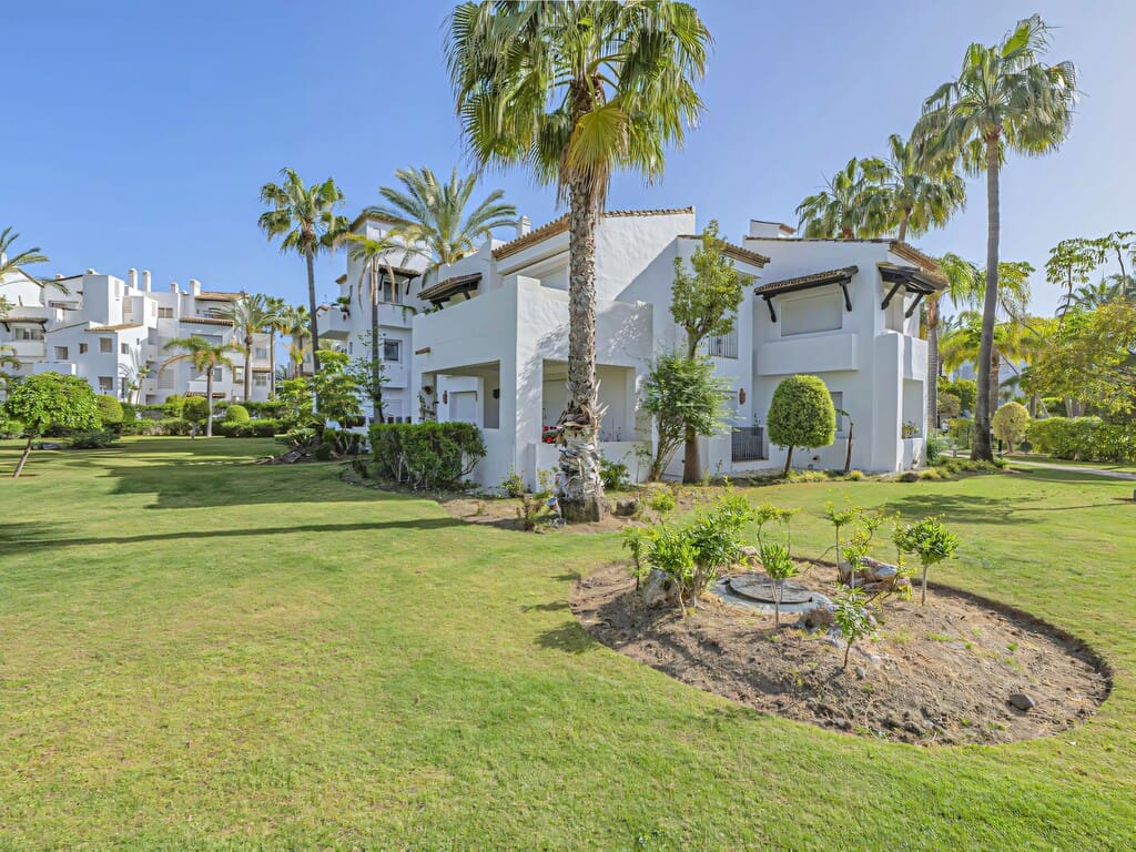 3 sypialnia Apartament na sprzedaż w New Golden Mile z basenem garażem - 715 000 € (Ref: 9807771)