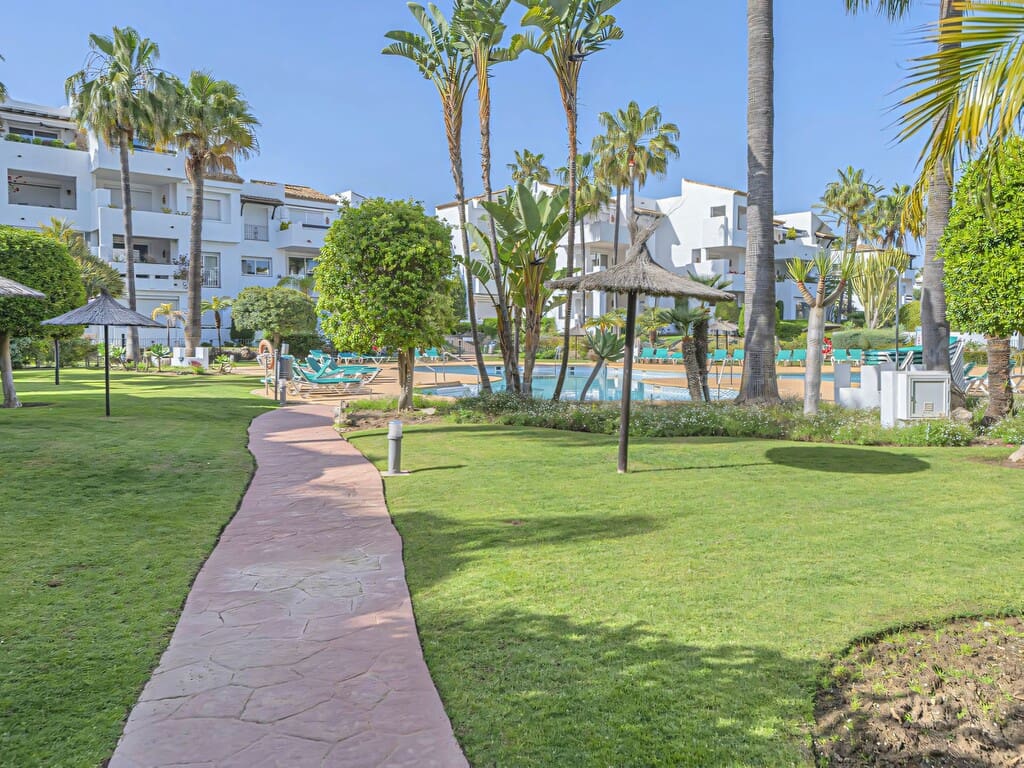 3 sypialnia Apartament na sprzedaż w New Golden Mile z basenem garażem - 715 000 € (Ref: 9807771)