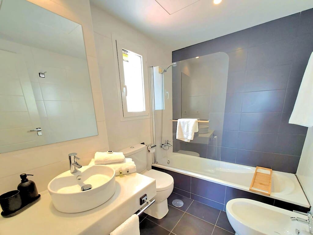 2 chambre Appartement à vendre à Estepona avec piscine garage - 320 000 € (Ref: 9807772)