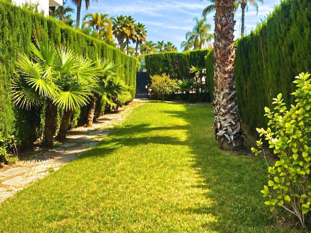 2 slaapkamer Appartement te koop in Nueva Andalucia met zwembad garage - € 550.000 (Ref: 9807773)