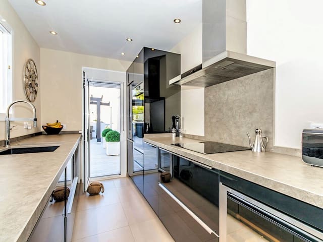 4 quarto Penthouse para venda em Elviria, Marbella com piscina garagem - 1 595 000 € (Ref: 9811313)