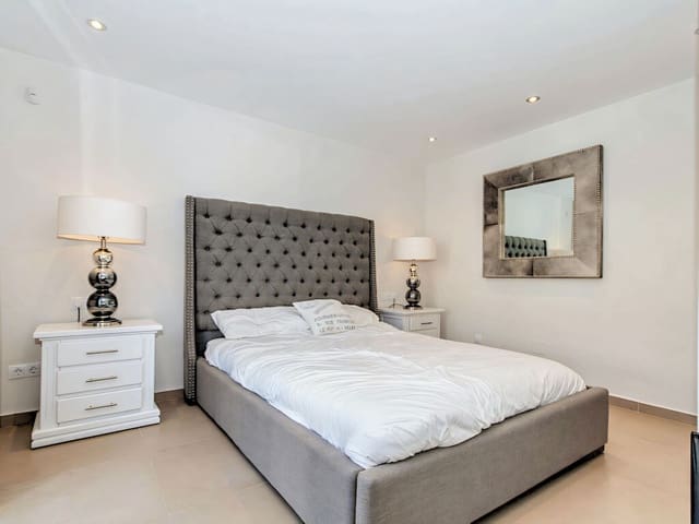 4 quarto Penthouse para venda em Elviria, Marbella com piscina garagem - 1 595 000 € (Ref: 9811313)