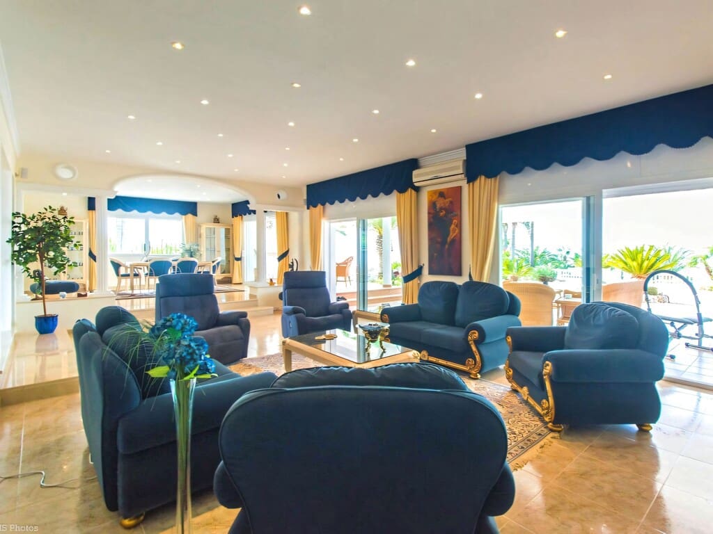 4 bedroom Villa for sale in Valtocado with pool garage - € 1,650,000 (Ref: 9813218)