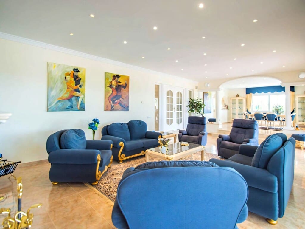 4 bedroom Villa for sale in Valtocado with pool garage - € 1,650,000 (Ref: 9813218)