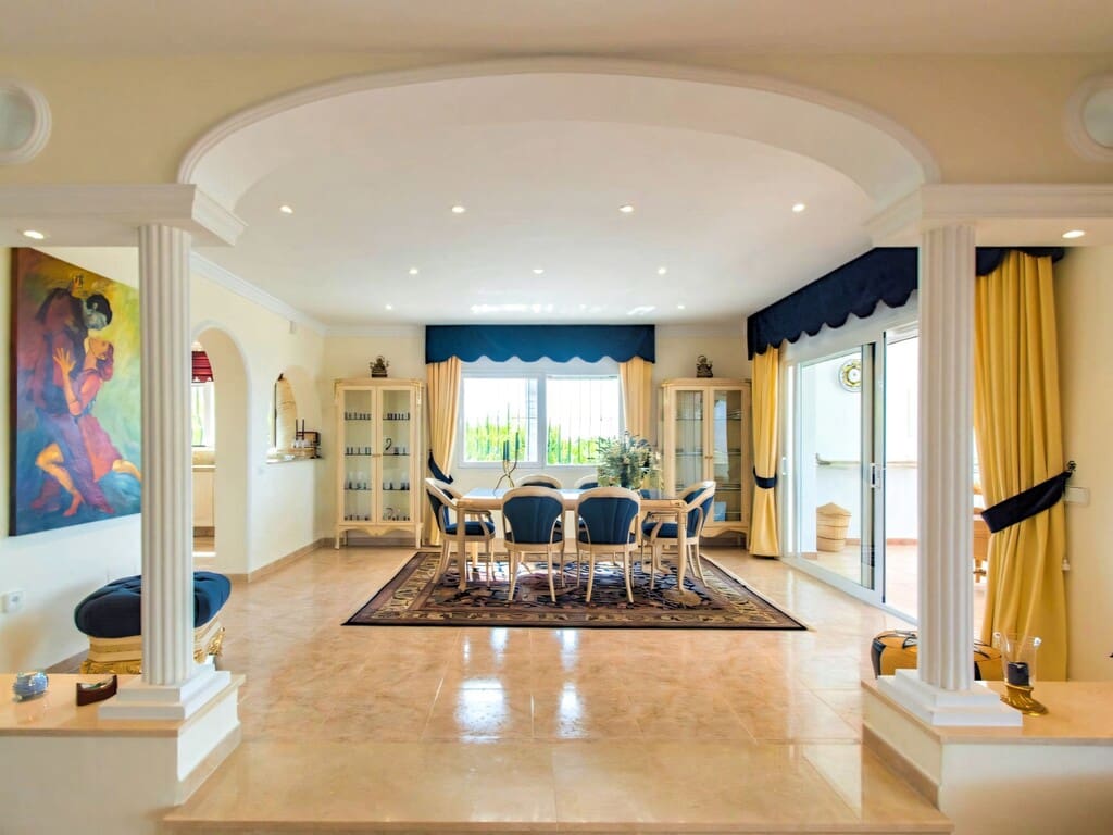 4 bedroom Villa for sale in Valtocado with pool garage - € 1,650,000 (Ref: 9813218)