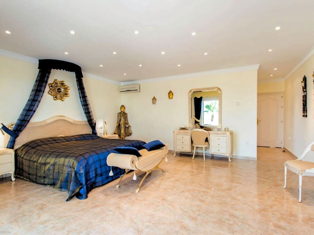 4 bedroom Villa for sale in Valtocado with pool garage - € 1,650,000 (Ref: 9813218)