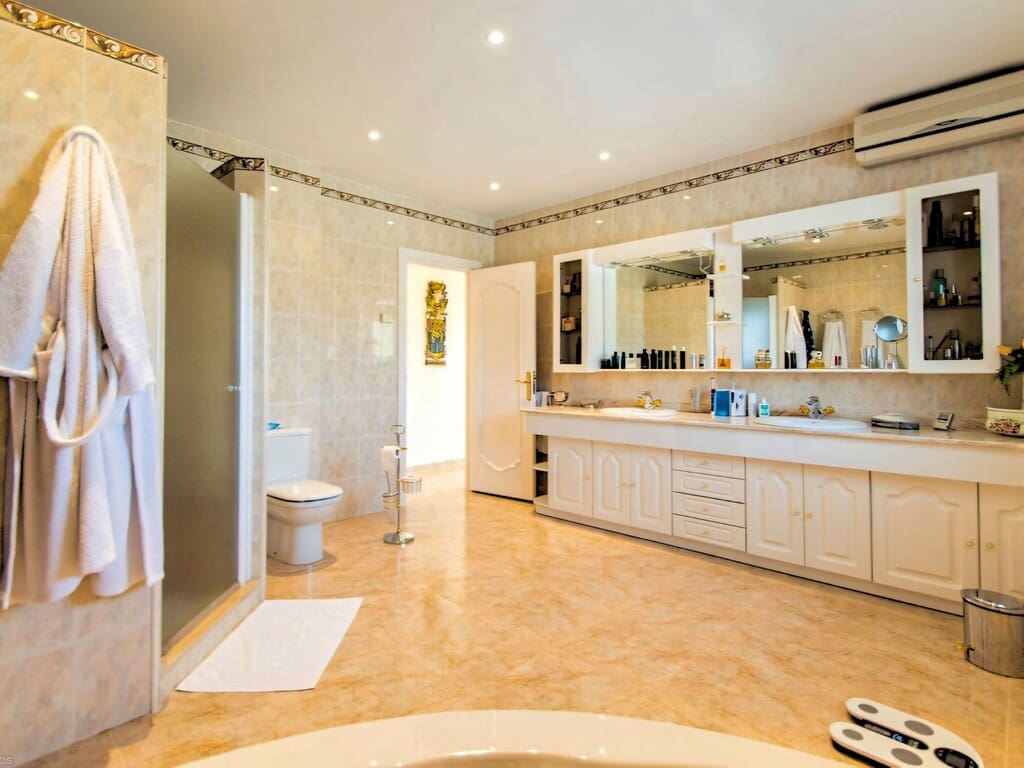 4 bedroom Villa for sale in Valtocado with pool garage - € 1,650,000 (Ref: 9813218)
