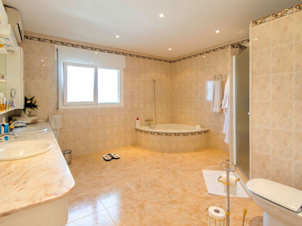 4 bedroom Villa for sale in Valtocado with pool garage - € 1,650,000 (Ref: 9813218)