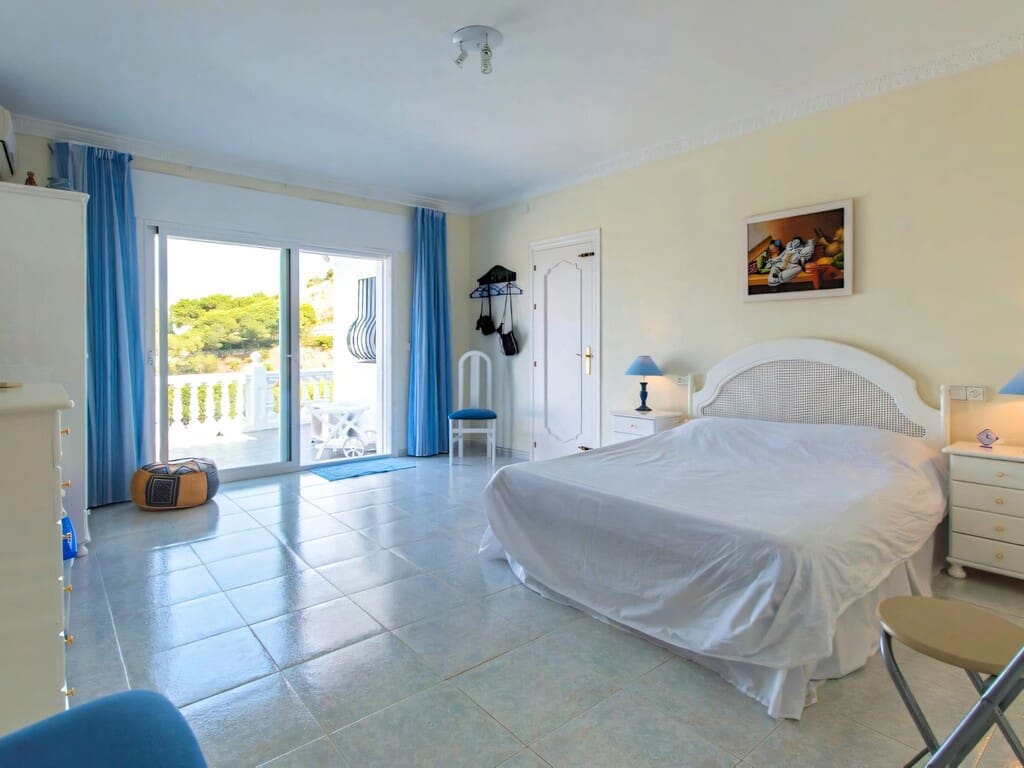 4 bedroom Villa for sale in Valtocado with pool garage - € 1,650,000 (Ref: 9813218)