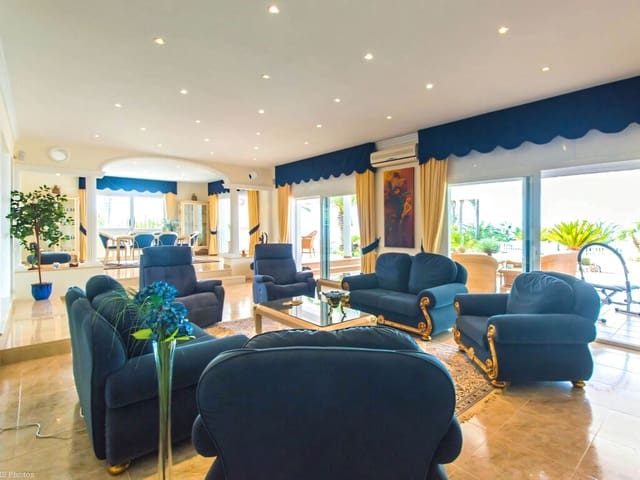 4 bedroom Villa for sale in Valtocado, Mijas with pool garage - € 1,650,000 (Ref: 9813218)