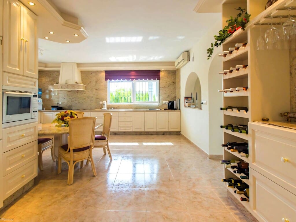 4 bedroom Villa for sale in Valtocado with pool garage - € 1,650,000 (Ref: 9813218)