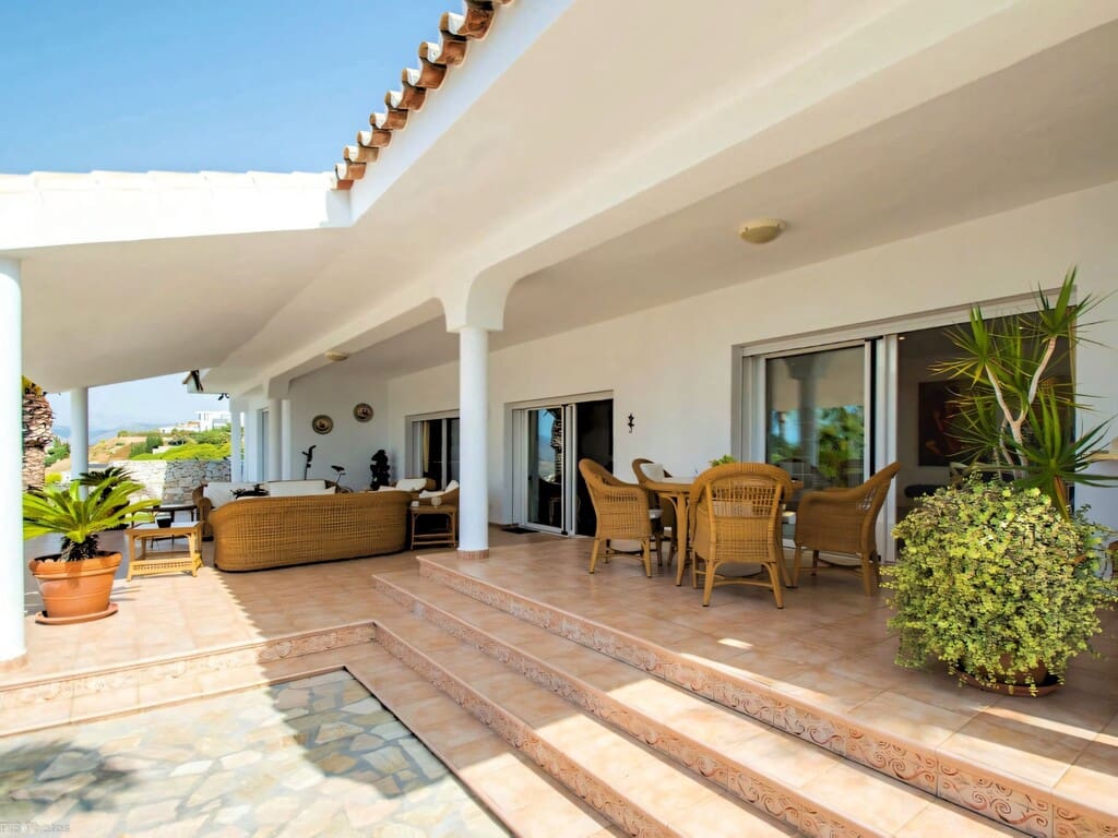 4 bedroom Villa for sale in Valtocado with pool garage - € 1,650,000 (Ref: 9813218)