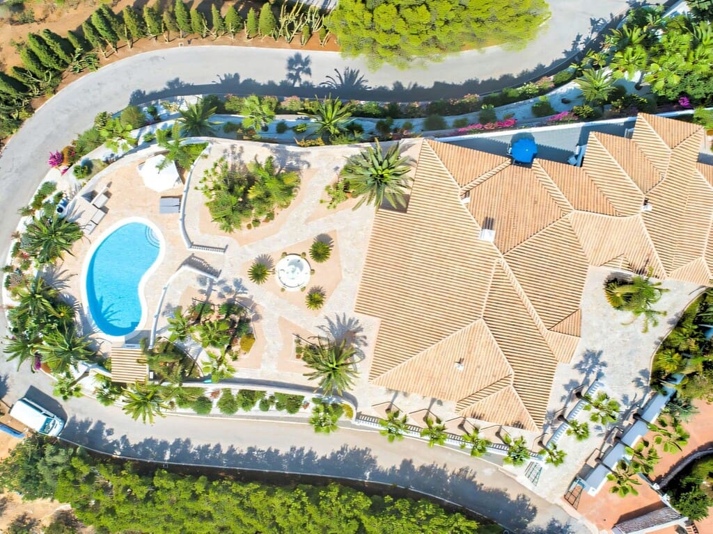 4 bedroom Villa for sale in Valtocado with pool garage - € 1,650,000 (Ref: 9813218)