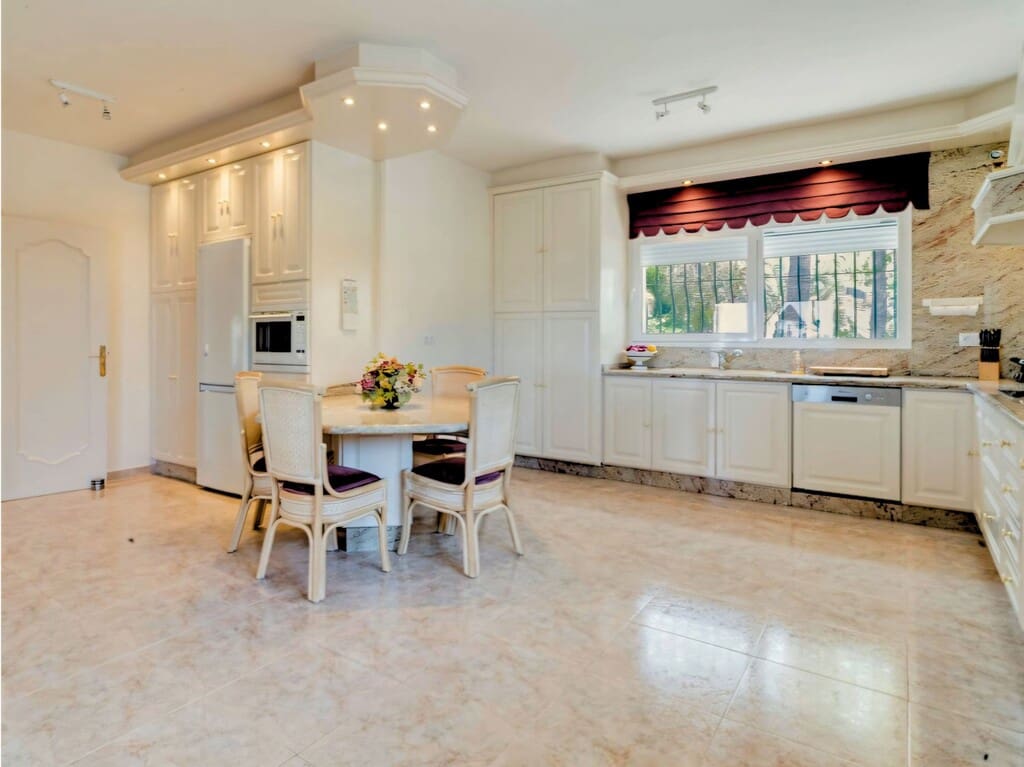 4 bedroom Villa for sale in Valtocado with pool garage - € 1,650,000 (Ref: 9813218)