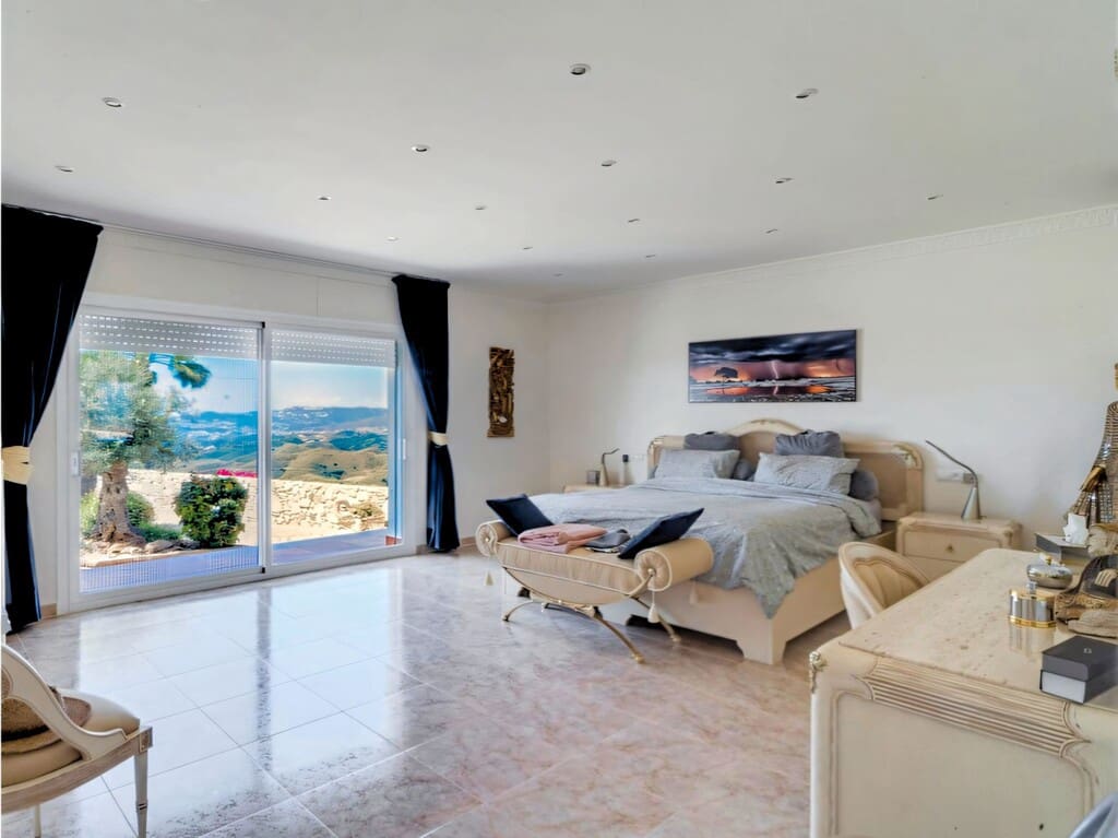 4 bedroom Villa for sale in Valtocado with pool garage - € 1,650,000 (Ref: 9813218)