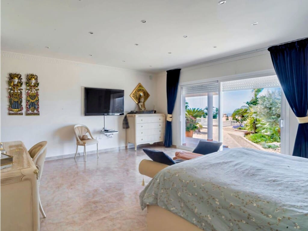 4 bedroom Villa for sale in Valtocado with pool garage - € 1,650,000 (Ref: 9813218)