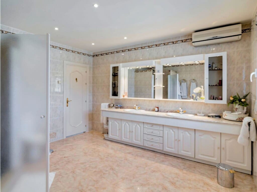 4 bedroom Villa for sale in Valtocado with pool garage - € 1,650,000 (Ref: 9813218)