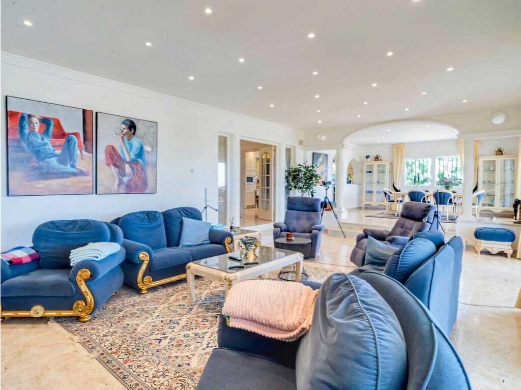 4 bedroom Villa for sale in Valtocado with pool garage - € 1,650,000 (Ref: 9813218)