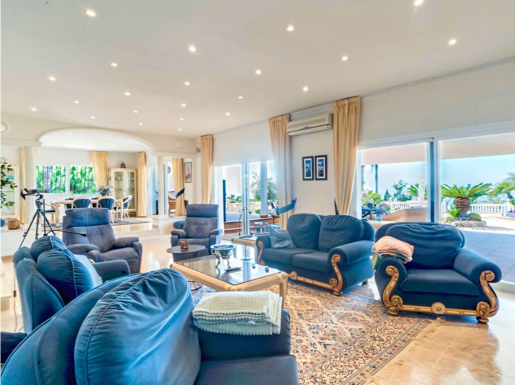 4 bedroom Villa for sale in Valtocado with pool garage - € 1,650,000 (Ref: 9813218)