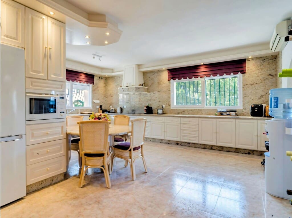 4 bedroom Villa for sale in Valtocado with pool garage - € 1,650,000 (Ref: 9813218)