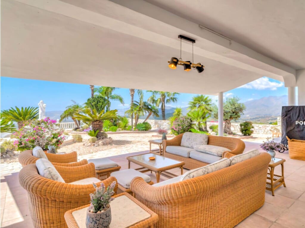 4 bedroom Villa for sale in Valtocado with pool garage - € 1,650,000 (Ref: 9813218)