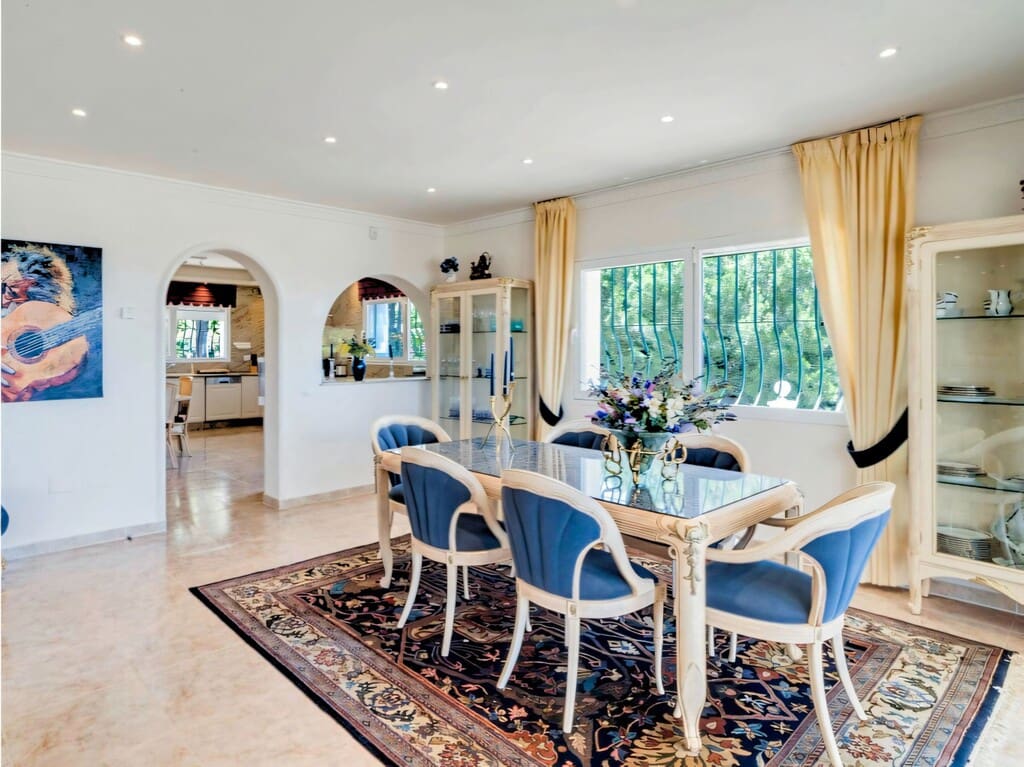4 bedroom Villa for sale in Valtocado with pool garage - € 1,650,000 (Ref: 9813218)