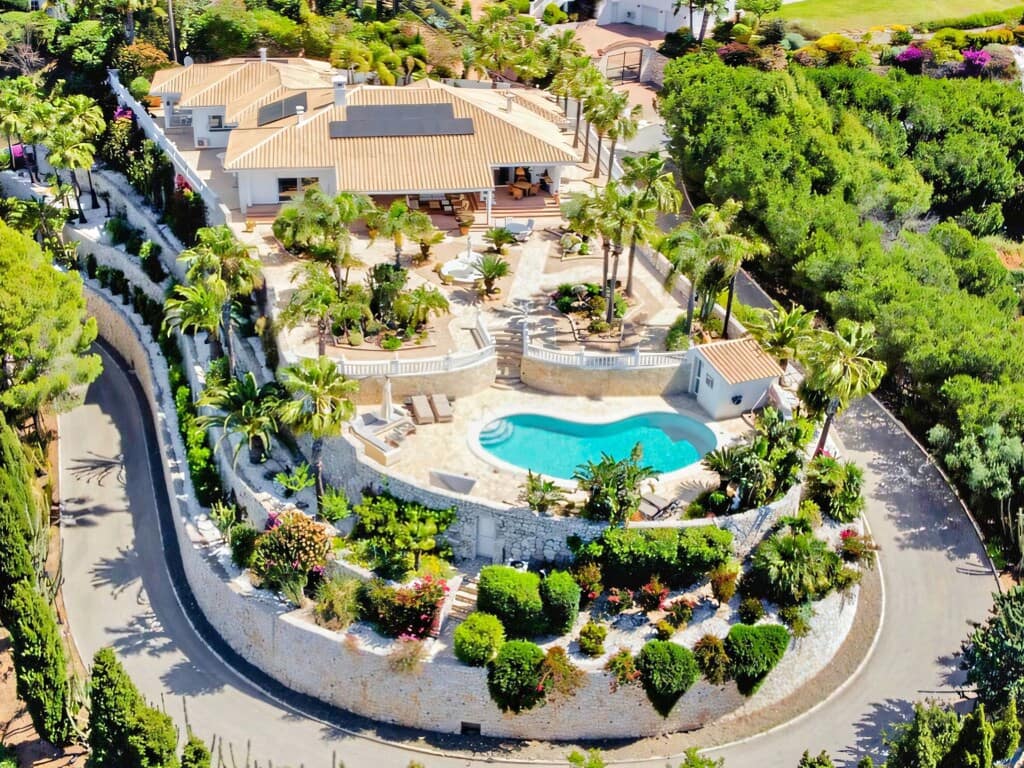 4 bedroom Villa for sale in Valtocado with pool garage - € 1,650,000 (Ref: 9813218)