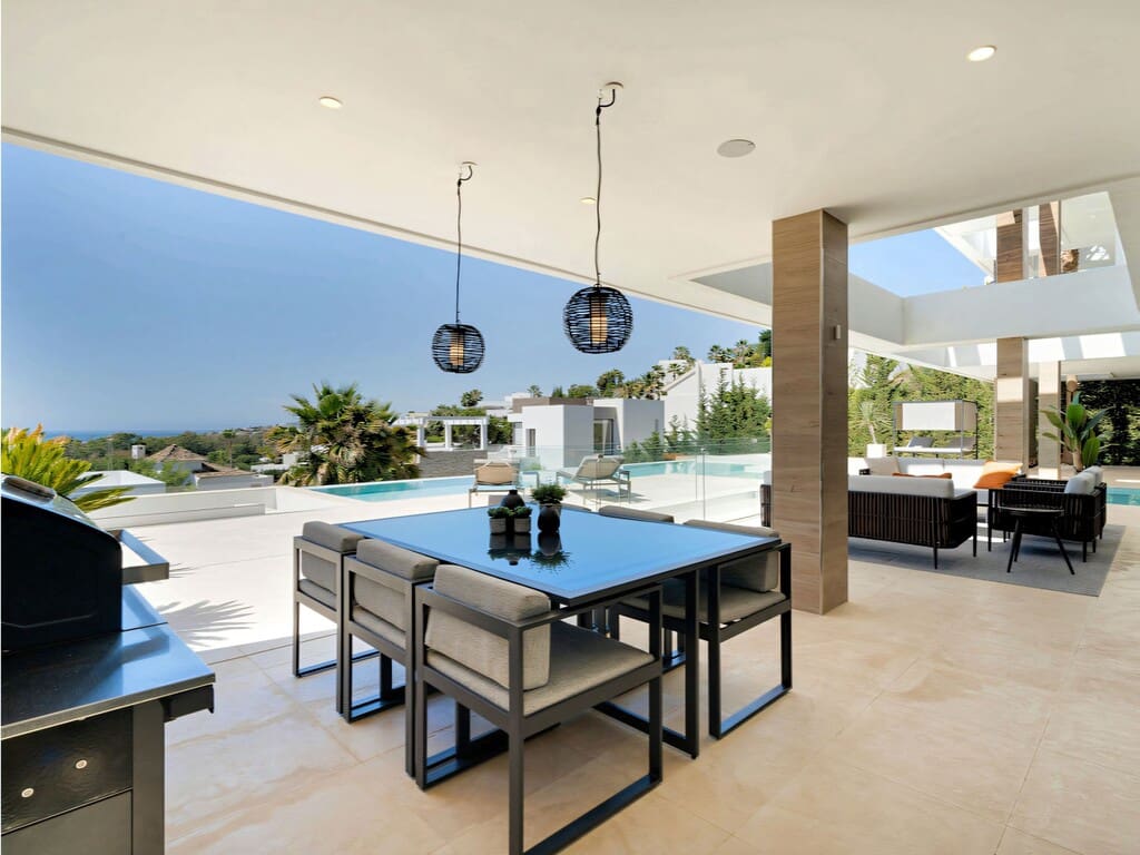 5 bedroom Villa for sale in Benahavis with pool garage - € 4,595,000 (Ref: 9819994)