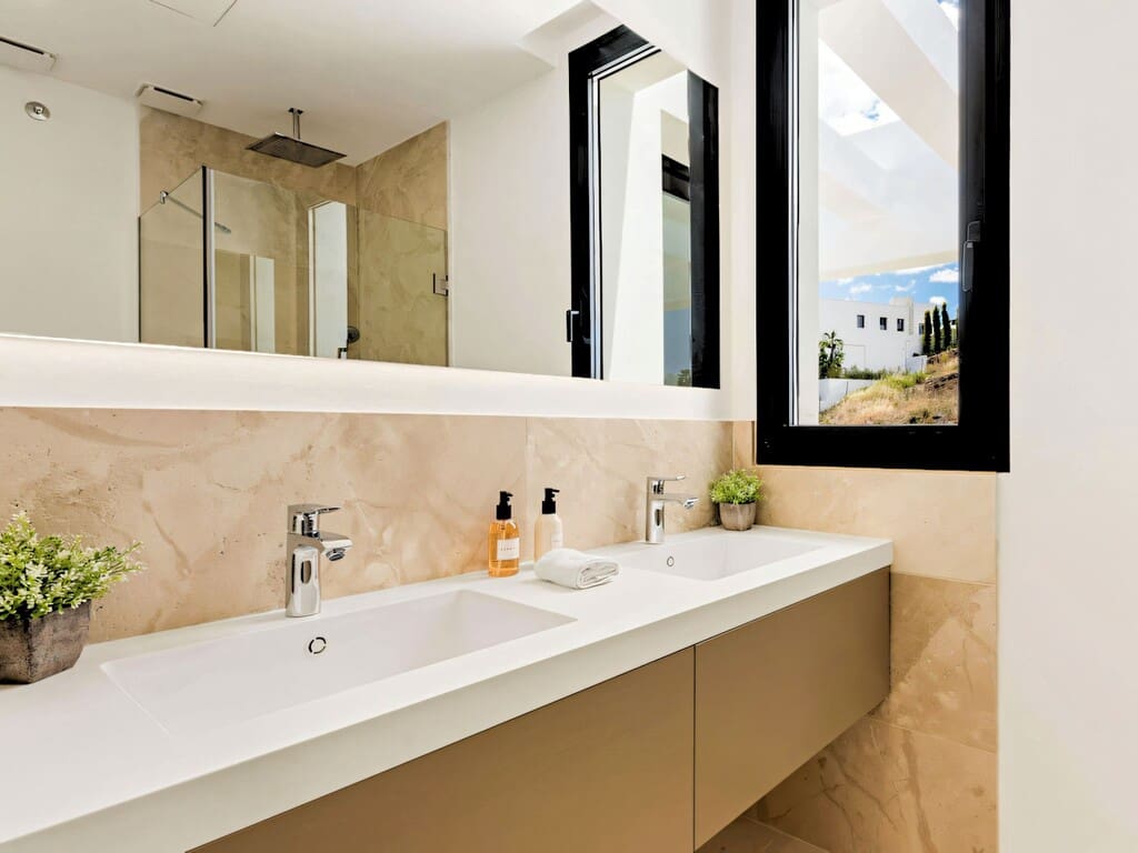 5 bedroom Villa for sale in Benahavis with pool garage - € 4,595,000 (Ref: 9819994)