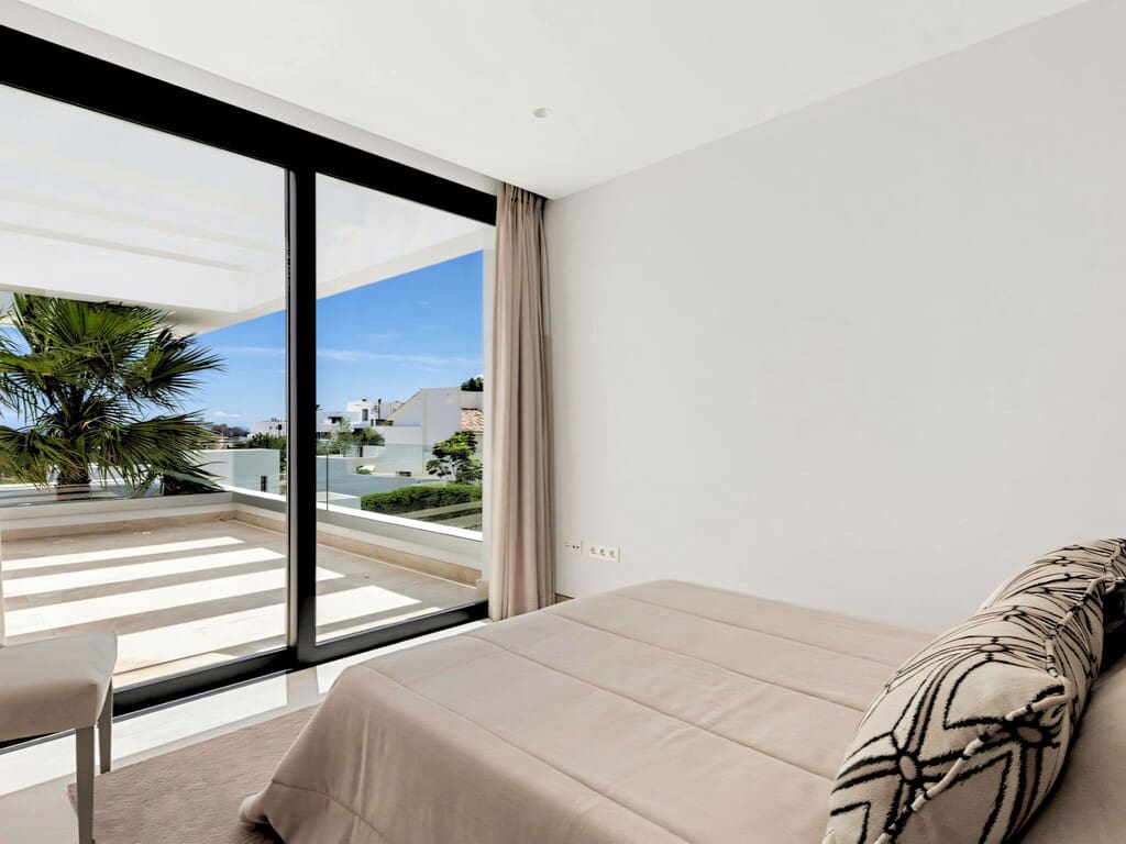 5 bedroom Villa for sale in Benahavis with pool garage - € 4,595,000 (Ref: 9819994)