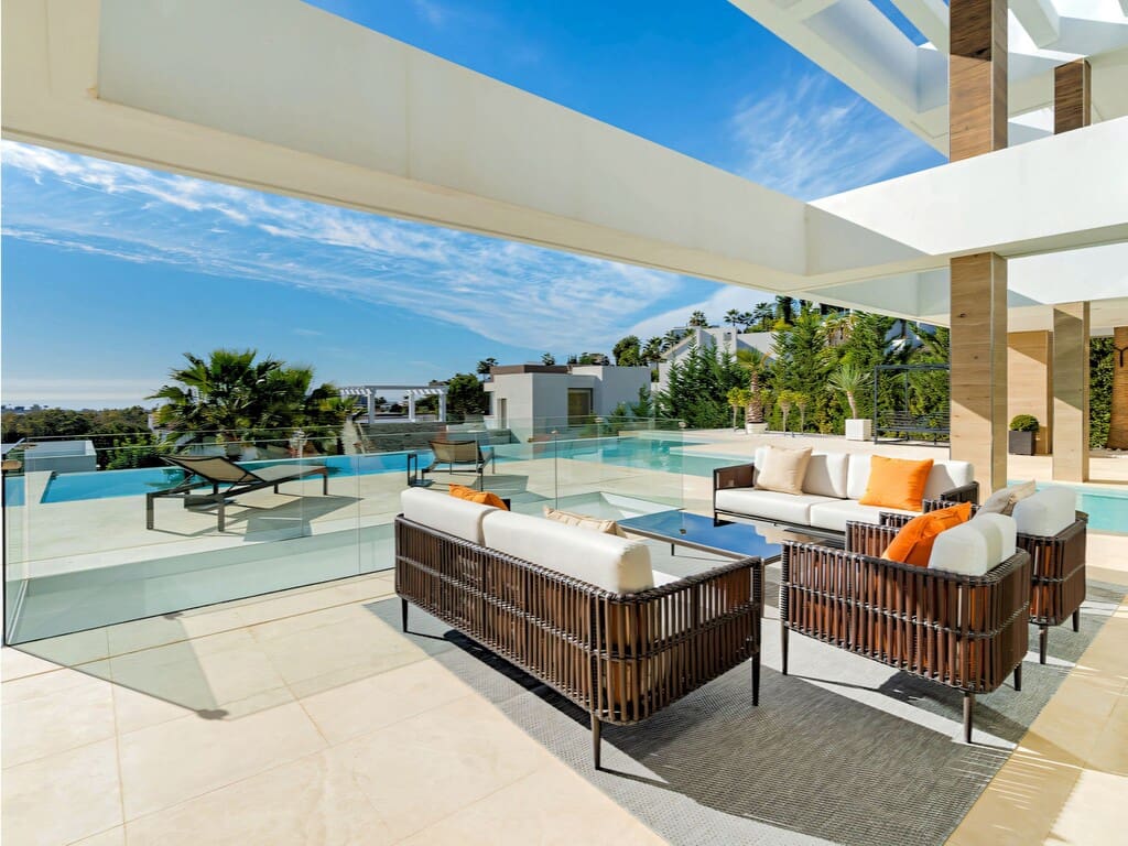 5 bedroom Villa for sale in Benahavis with pool garage - € 4,595,000 (Ref: 9819994)