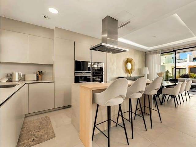 5 camera da letto Villetta Bifamiliare in vendita in Río Real, Marbella con piscina - 1.950.000 € (Rif: 9822336)