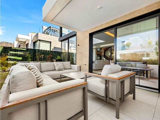 5 camera da letto Villetta Bifamiliare in vendita in Río Real, Marbella con piscina - 1.950.000 € (Rif: 9822336)