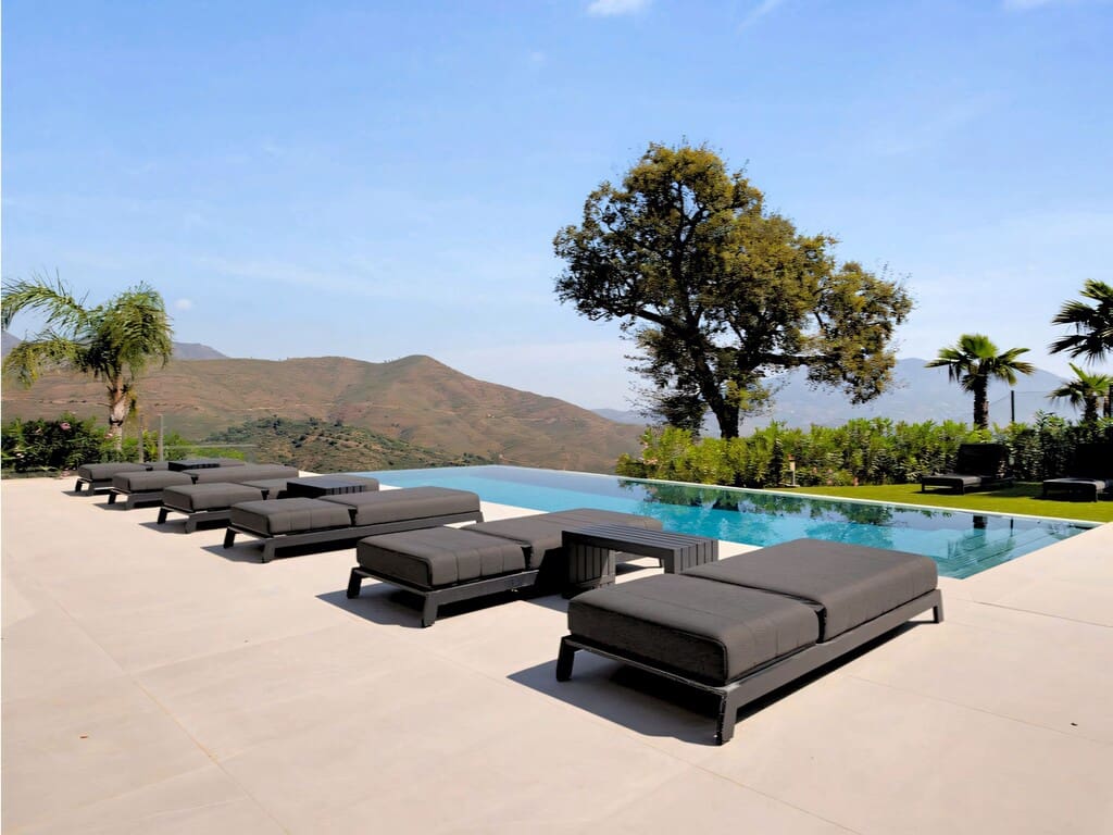 4 bedroom Villa for sale in La Mairena with pool garage - € 3,650,000 (Ref: 9828767)