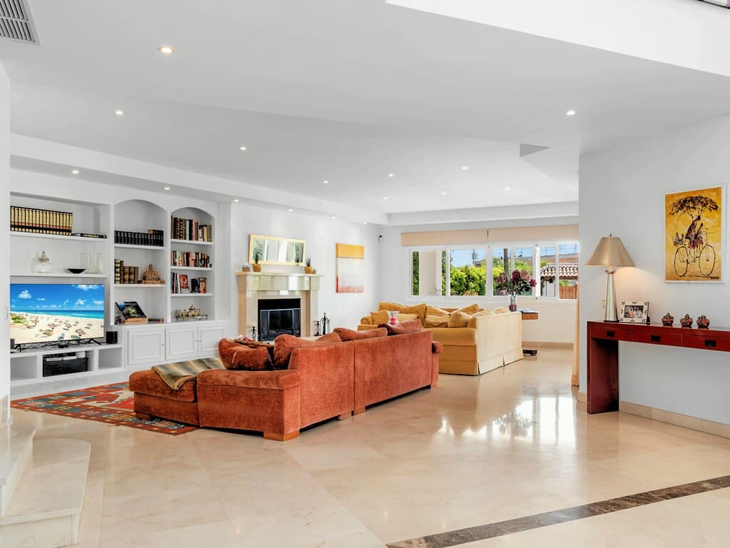 6 bedroom Villa for sale in Benahavis with pool garage - € 2,690,000 (Ref: 9830849)