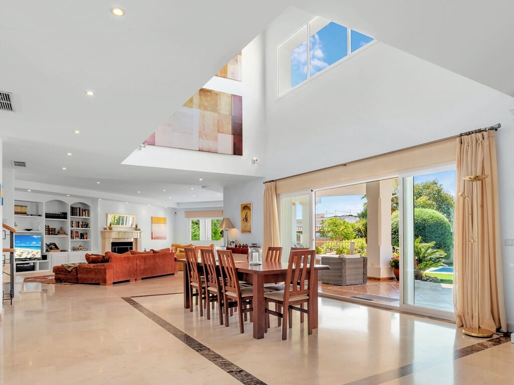 6 bedroom Villa for sale in Benahavis with pool garage - € 2,690,000 (Ref: 9830849)