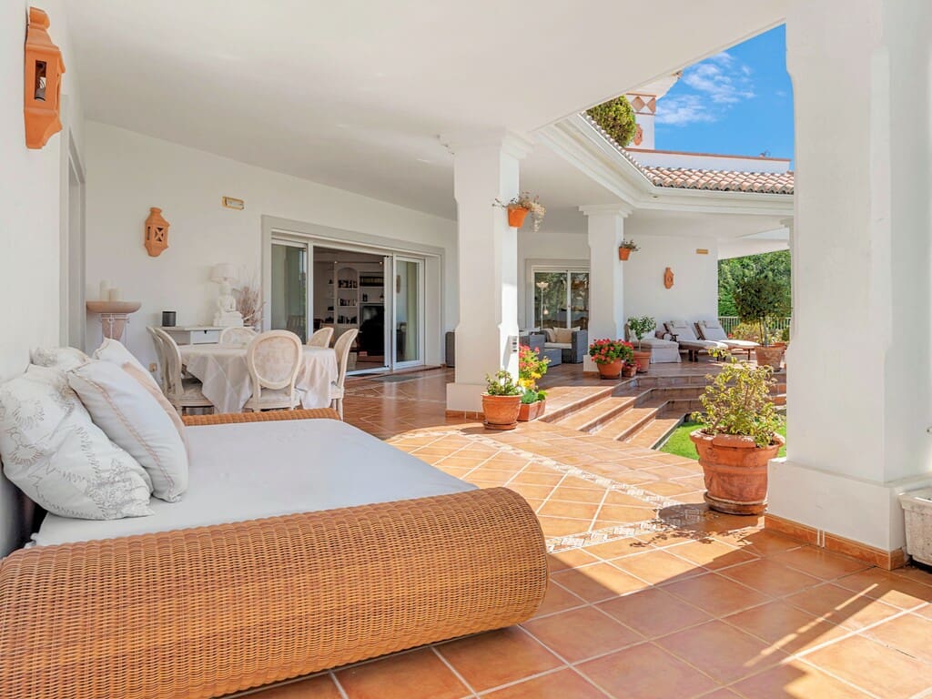 6 bedroom Villa for sale in Benahavis with pool garage - € 2,690,000 (Ref: 9830849)