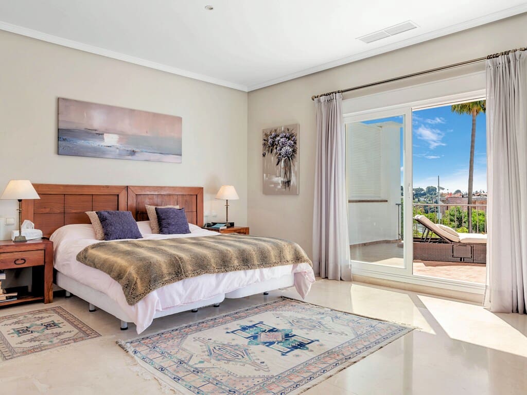 6 bedroom Villa for sale in Benahavis with pool garage - € 2,690,000 (Ref: 9830849)