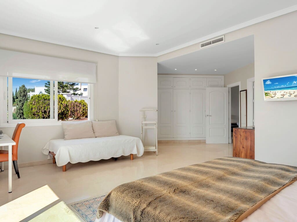 6 bedroom Villa for sale in Benahavis with pool garage - € 2,690,000 (Ref: 9830849)