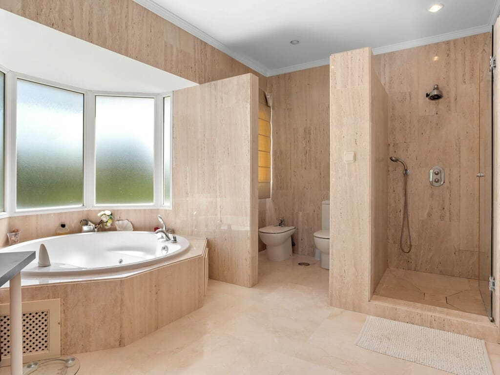 6 bedroom Villa for sale in Benahavis with pool garage - € 2,690,000 (Ref: 9830849)