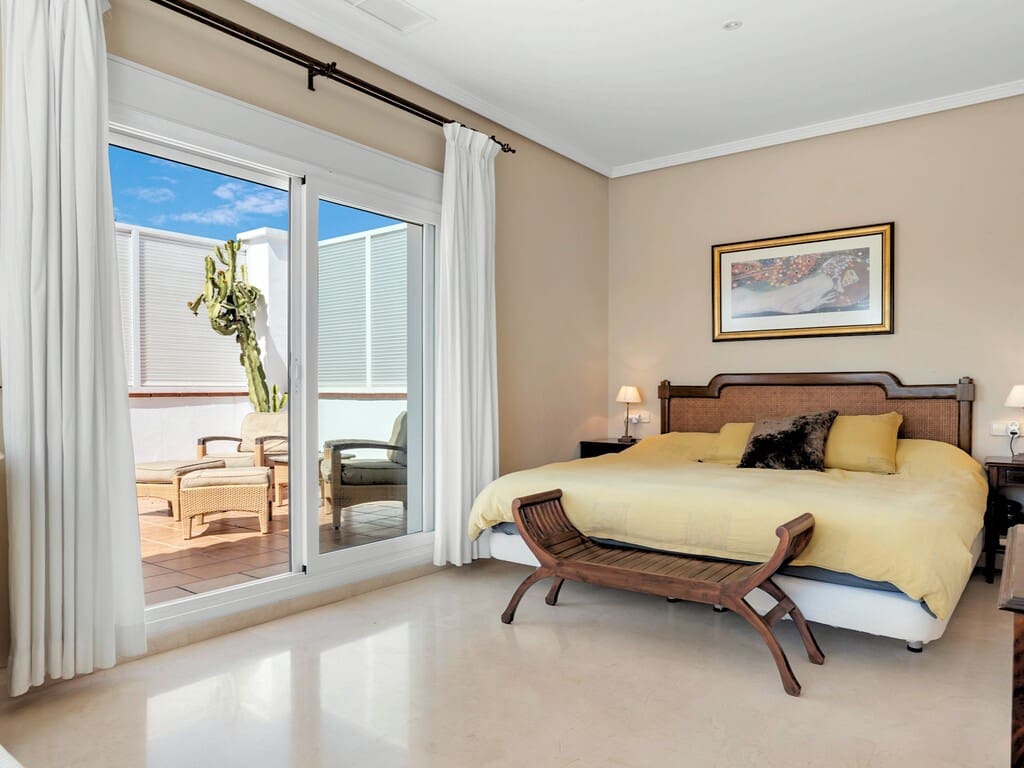 6 bedroom Villa for sale in Benahavis with pool garage - € 2,690,000 (Ref: 9830849)