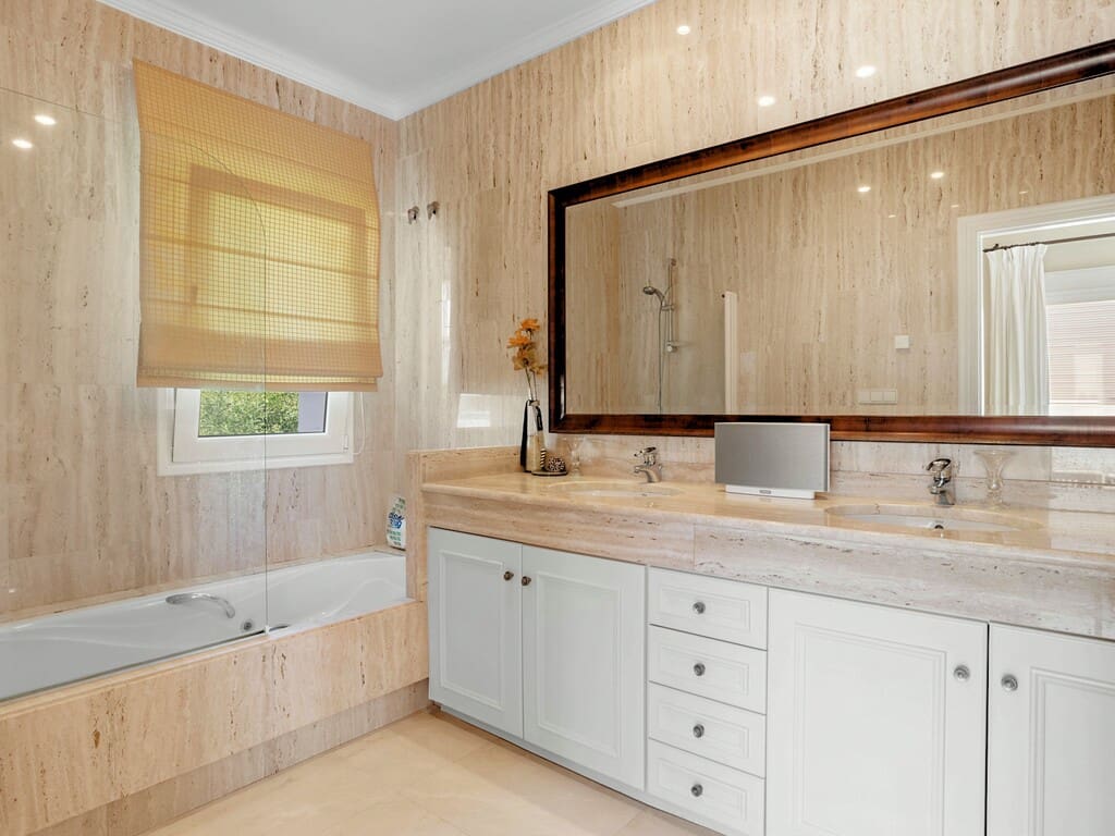 6 bedroom Villa for sale in Benahavis with pool garage - € 2,690,000 (Ref: 9830849)