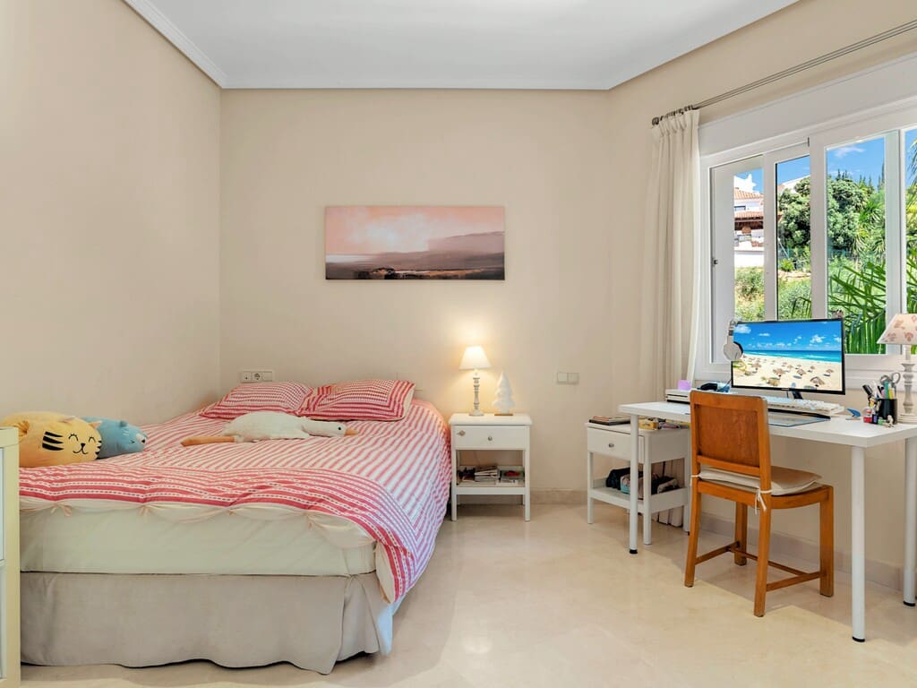 6 bedroom Villa for sale in Benahavis with pool garage - € 2,690,000 (Ref: 9830849)