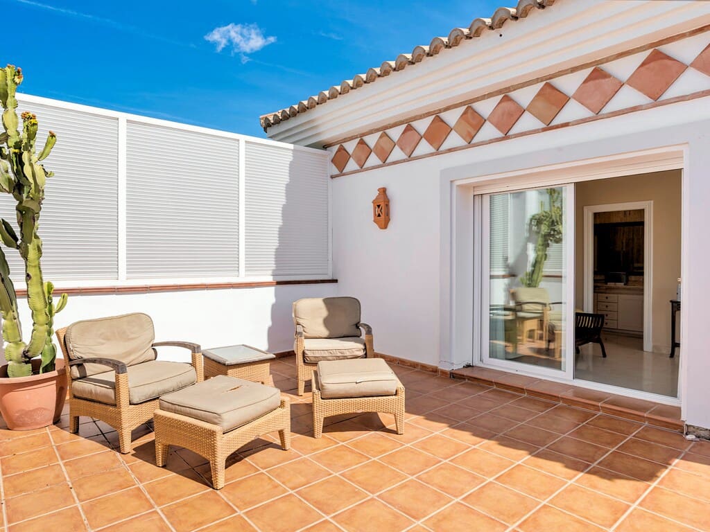 6 bedroom Villa for sale in Benahavis with pool garage - € 2,690,000 (Ref: 9830849)