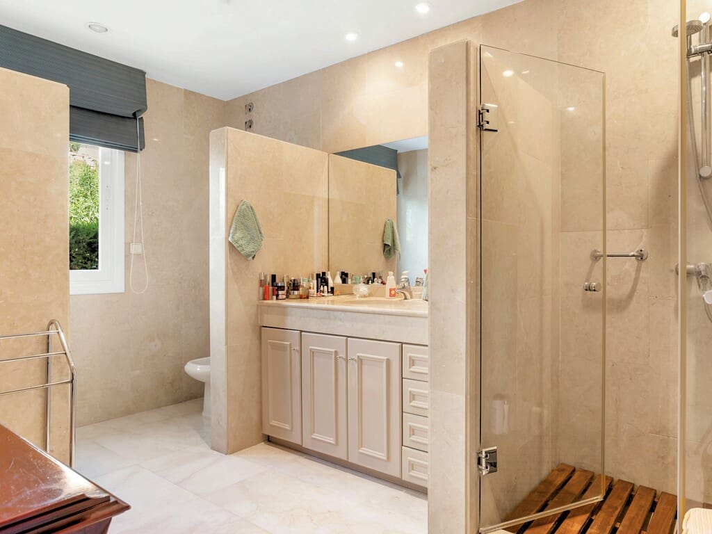 6 bedroom Villa for sale in Benahavis with pool garage - € 2,690,000 (Ref: 9830849)