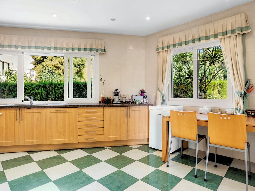6 bedroom Villa for sale in Benahavis with pool garage - € 2,690,000 (Ref: 9830849)
