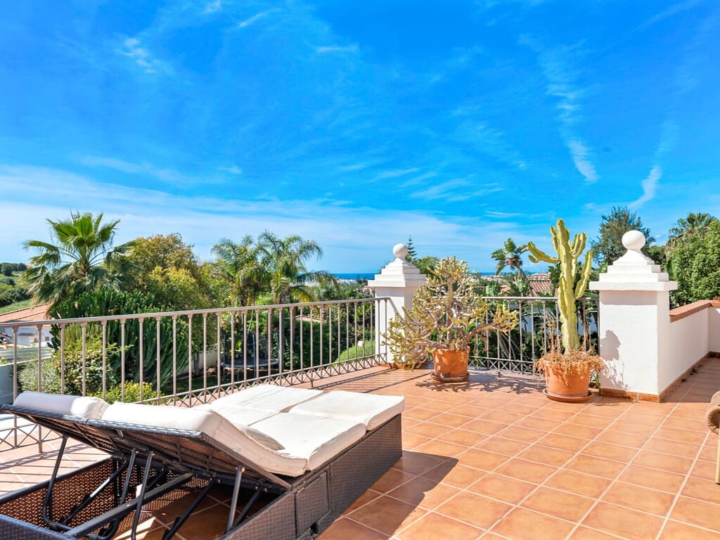6 bedroom Villa for sale in Benahavis with pool garage - € 2,690,000 (Ref: 9830849)