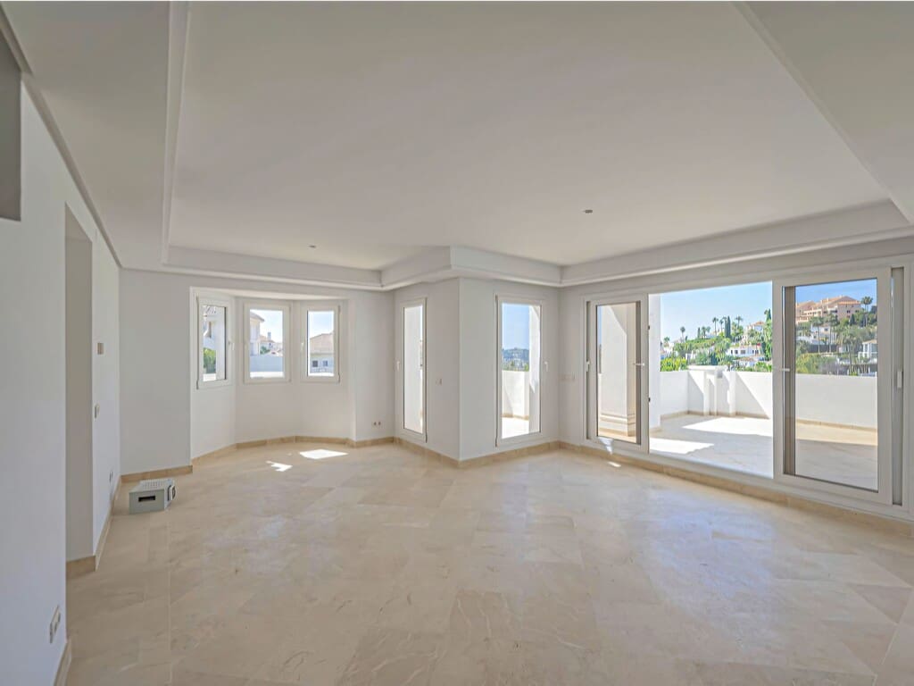 2 Zimmer Penthouse zu verkaufen in Nueva Andalucia mit Pool Garage - 658.000 € (Ref: 9835975)